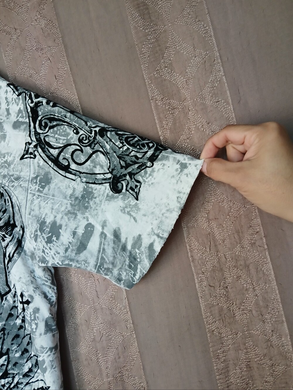 💎 Affliction Men's Top White & Gray Ornate Graphic Tee - Picture 5 of 8
